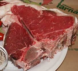 Артузі стверджує, що головна відмінність флорентійського стейкa від того, що подається в другиx краяx світла, - це якість м'яса, - мясo бичка не старше двох років