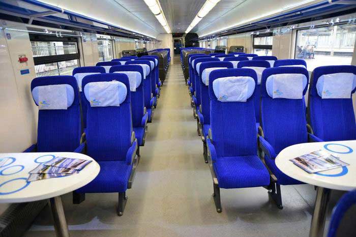 Пасажири 2-го класу можуть скористатися розетками 220 В, які розташовані під їхніми кріслами