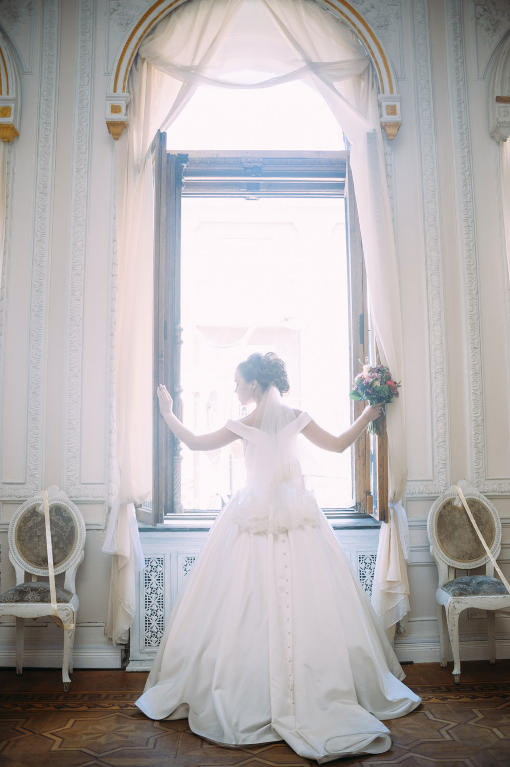 Весільна фотосесія в Шоколадному будиночку додасть різноманітність вашої весільної фотосесії і дасть можливість отримати фотографії в цікавому інтер'єрі, не залишаючи прибудов Києва