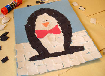 Цей маленький пінгвін вже одягнений і готовий грати в снігу
