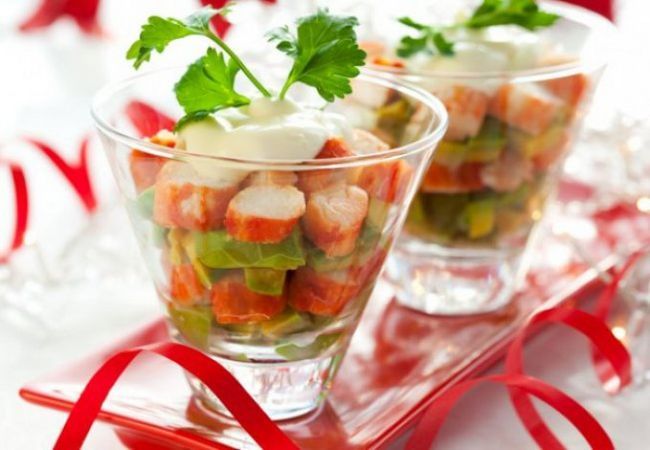 Праздничный салат: авокадо с крабовыми палочками