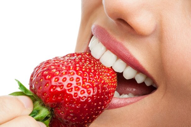 Так відбілити зуби можна досить ефективно, але на жаль цей метод не завжди доступний, так як максимальний ефект дають саме свіжі плоди