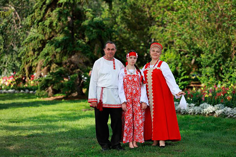 Якщо строго слідувати традиціям, то можна провести весілля в народному стилі: національні костюми, музичні інструменти з дерева, дерев'яні подарунки