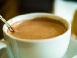 Практично всі любителі   какао варять його на молоці   , Стверджуючи, що так - набагато смачніше