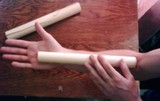 Розрізаємо рулон поперек таким чином, щоб довжина рукоятки була приблизно від ліктьового згину до середини долоні