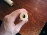 Звертаємо один рулон щільніше, щоб вийшла трубка діаметром приблизно 3 см і товщиною намотаного шару більше 1 см