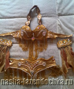 Східний костюм танцівниці складається з основних трьох елементів: спідниці, ліфа і пояса
