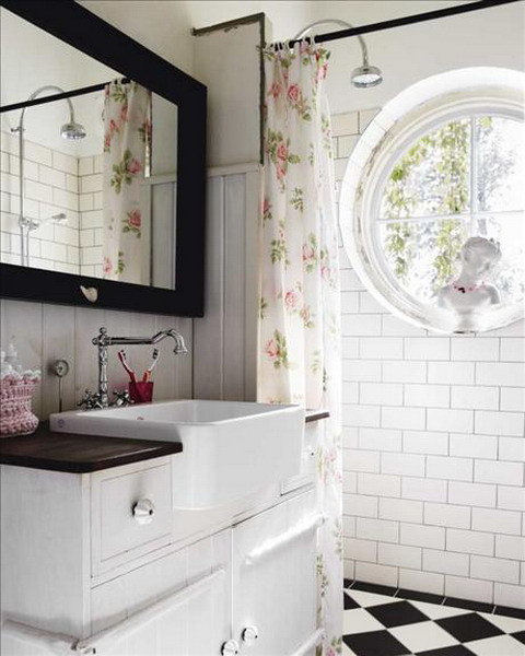 Оздоблення стін ванної кімнати в стилі шеббі- шик відрізняється насамперед ніжними, романтичними квітами