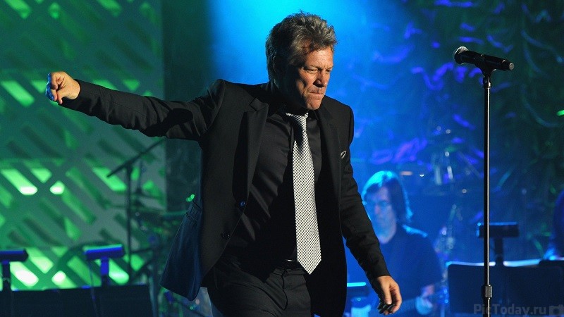 Він заснував благодійний фонд по боротьбі з убогістю - «Jon Bon Jovi Soul Foundation», сплативши будівництво 260 будинків в своєму рідному штаті (Нью-Джерсі) для місцевих жителів з невисоким рівнем доходу