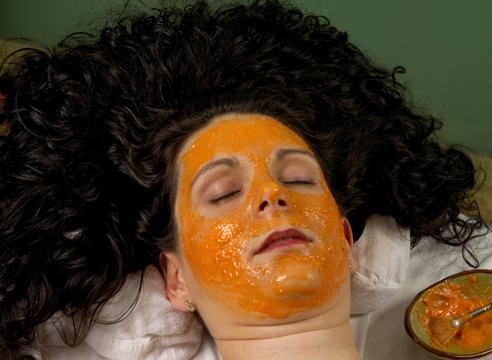 Нанести на шкіру обличчя на 10-15 хвилин, змити теплою водою