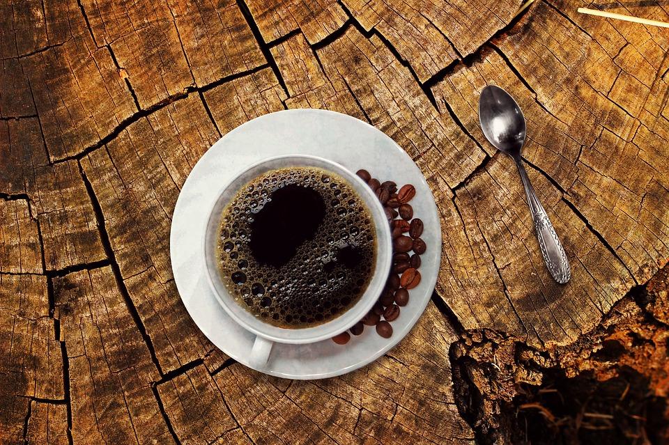 Якщо ви удобрюєте грунт компостом, кавова гуща і тут зіграє свою роль