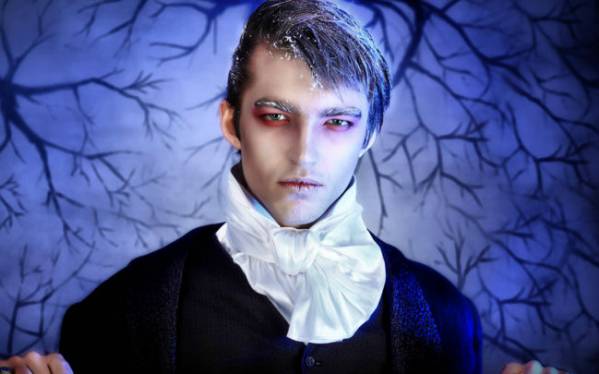 Костюм вампіра може бути будь-яким, так як можна зображувати і графа Дракулу, і живе в наш час вовкулака