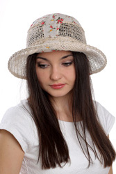 Для балансу рис обличчя ідеальні капелюхи-берети, капелюхи-дзвони і літні капелюшки з полями середньої ширини
