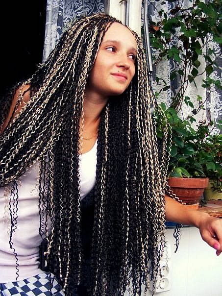 Дівчата плетуть на середні пасма французькі коси, а також прикольні афрокосички і сучасні зизи, як на фото