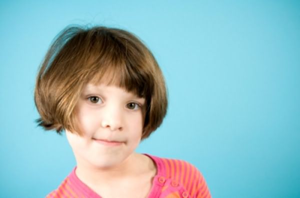 У цьому віці не так рясно росте волосся, щоб можна було замахнутися на більше серйозні дитячі зачіски, але вже зараз можна прикрашати майбутню красуню аксесуарами і дозволяти їй самій вибирати собі шпильки або гумки