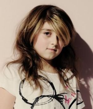 Для тих юних осіб, які обожнюють свої локони, роблять спеціальні стрижки на довге волосся дівчаткам 12 років