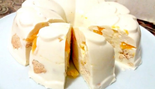 Торт без випічки «Сніжок» не дарма отримав таку назву: білосніжний десерт з торта і правда нагадує снігову кучугуру
